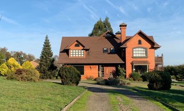 Residencia Exclusiva con Amplio Terreno en Condominio de Temuco Poniente