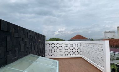 SALE, RUMAH MEWAH 2 LANTAI DENGAN KOLAM RENANG DALAM KOTA JOGJA