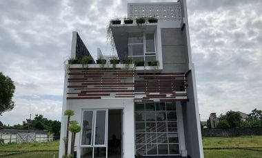 SALE, RUMAH MEWAH 2 LANTAI DENGAN KOLAM RENANG DALAM KOTA JOGJA