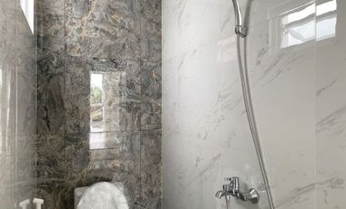 SALE, RUMAH MEWAH 2 LANTAI DENGAN KOLAM RENANG DALAM KOTA JOGJA