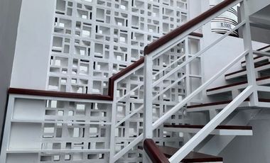 SALE, RUMAH MEWAH 2 LANTAI DENGAN KOLAM RENANG DALAM KOTA JOGJA