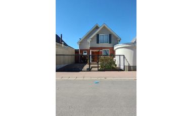 SE VENDE LINDA Y AMPLIA CASA UBICADA EN HERMOSO SECTOR DE CURAUMA