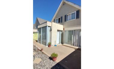 SE VENDE LINDA Y AMPLIA CASA UBICADA EN HERMOSO SECTOR DE CURAUMA