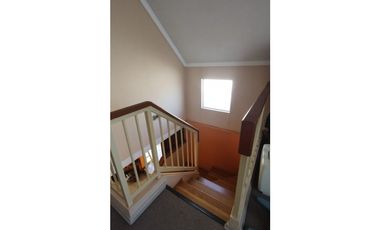 SE VENDE LINDA Y AMPLIA CASA UBICADA EN HERMOSO SECTOR DE CURAUMA