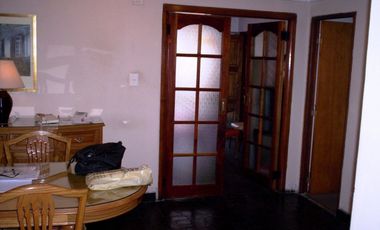 Chalet con oficina y depto independiente