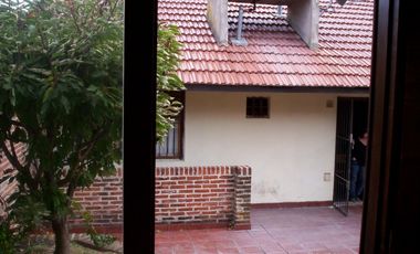 Chalet con oficina y depto independiente