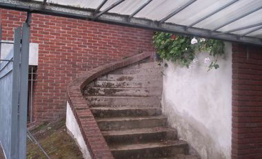Chalet con oficina y depto independiente