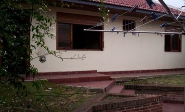 Chalet con oficina y depto independiente