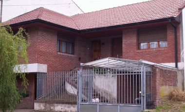 Chalet con oficina y depto independiente