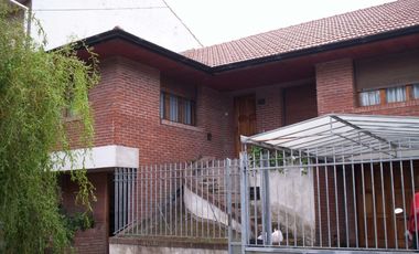 Chalet con oficina y depto independiente