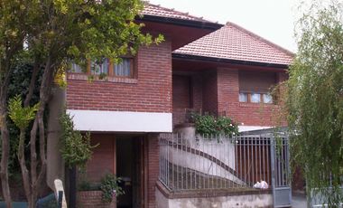 Chalet con oficina y depto independiente