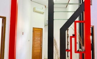 DI JUAL CEPAT RUMAH CLUSTER 2 LANTAI POSISI DI HOOK LOKASI DI TENGAH KOTA
