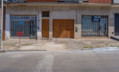 Venta  casa con 4 dormitorios garage y 2 locales
