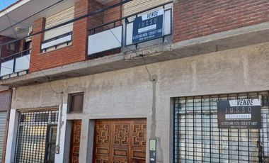 Venta  casa con 4 dormitorios garage y 2 locales