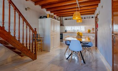 Venta  casa con 4 dormitorios garage y 2 locales