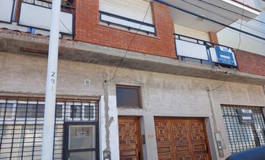 Venta  casa con 4 dormitorios garage y 2 locales