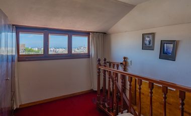 Venta  casa con 4 dormitorios garage y 2 locales