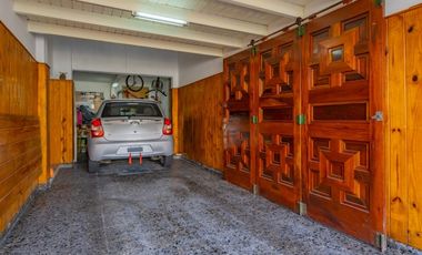 Venta  casa con 4 dormitorios garage y 2 locales