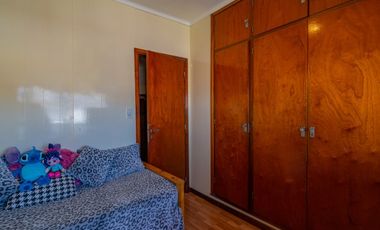 Venta  casa con 4 dormitorios garage y 2 locales