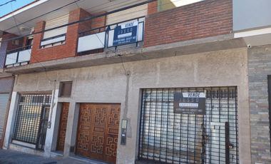 Venta  casa con 4 dormitorios garage y 2 locales