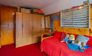Venta  casa con 4 dormitorios garage y 2 locales