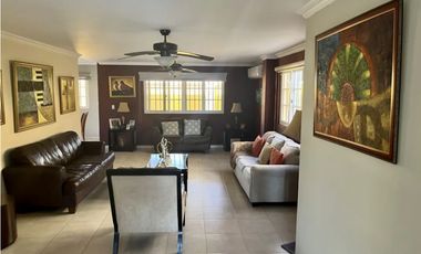 SE VENDE HERMOSA Y AMPLIA CASA EN RAINFOREST VILLAS $470,000