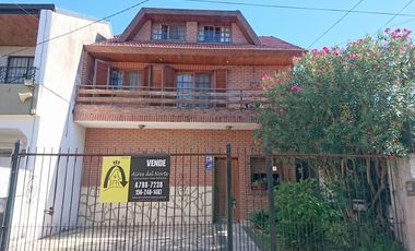 Hermoso Chalet de 6 + Amb con Depto de 3 Amb en El Fondo. con Coch Para 2 Autos