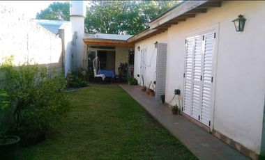 Casa en venta - 4 habitaciones 2 baños - patio y terraza - 140mts2 - Merlo