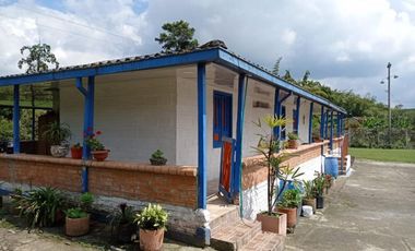 Se vende hermosa casa campestre via armenia