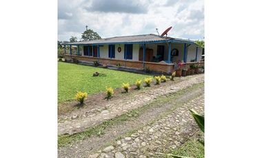 Se vende hermosa casa campestre via armenia