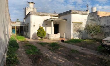 VENTA - Lote con casa a reciclar en Haedo.