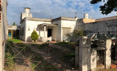 VENTA - Lote con casa a reciclar en Haedo.