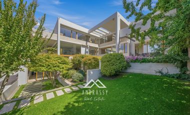 Casa Remodelada en Venta en La Dehesa / Los Trapenses