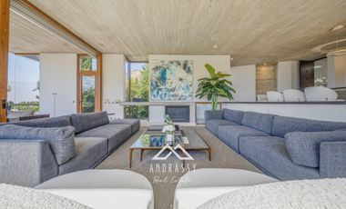 Casa Remodelada en Venta en La Dehesa / Los Trapenses