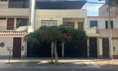 Casa De Tres Pisos Con Alto Potencial , Urb. San Roque