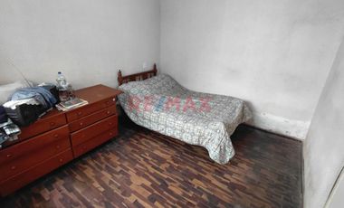Casa De Tres Pisos Con Alto Potencial , Urb. San Roque