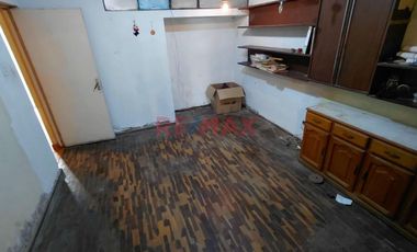 Casa De Tres Pisos Con Alto Potencial , Urb. San Roque