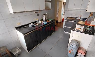 Casa De Tres Pisos Con Alto Potencial , Urb. San Roque