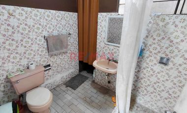 Casa De Tres Pisos Con Alto Potencial , Urb. San Roque