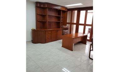 Oficina en el Centro: Ubicación Privilegiada y Parqueadero