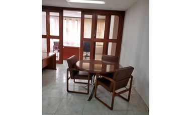 Oficina en el Centro: Ubicación Privilegiada y Parqueadero