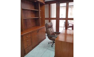 Oficina en el Centro: Ubicación Privilegiada y Parqueadero