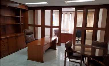 Oficina en el Centro: Ubicación Privilegiada y Parqueadero