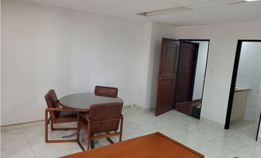 Oficina en el Centro: Ubicación Privilegiada y Parqueadero