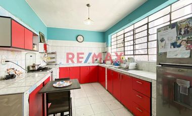 Chorrillos : Oportunidad De Inversión : Casa Con Parametros Para 7 Pisos