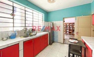 Chorrillos : Oportunidad De Inversión : Casa Con Parametros Para 7 Pisos