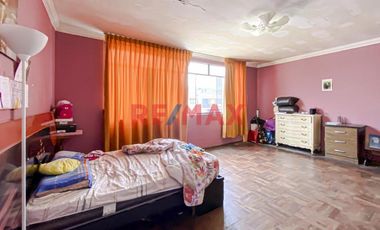 Chorrillos : Oportunidad De Inversión : Casa Con Parametros Para 7 Pisos