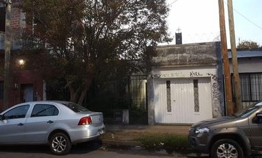 Casa en lote propio 3 amb con cochera en Lanus Oeste