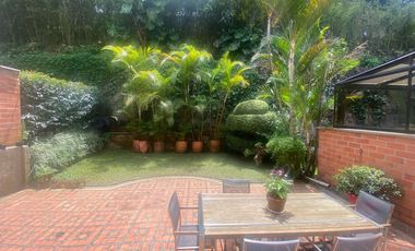 casa en venta en el poblado. Cod V12526