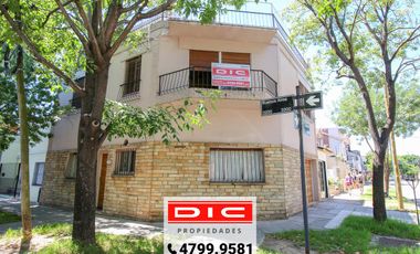 Casa 4 ambientes venta con balcon terraza y cochera en  Olivos